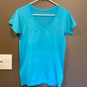 Women’s size 8 lululemon swiftly tech shirt sleeve v neck in excellent condition